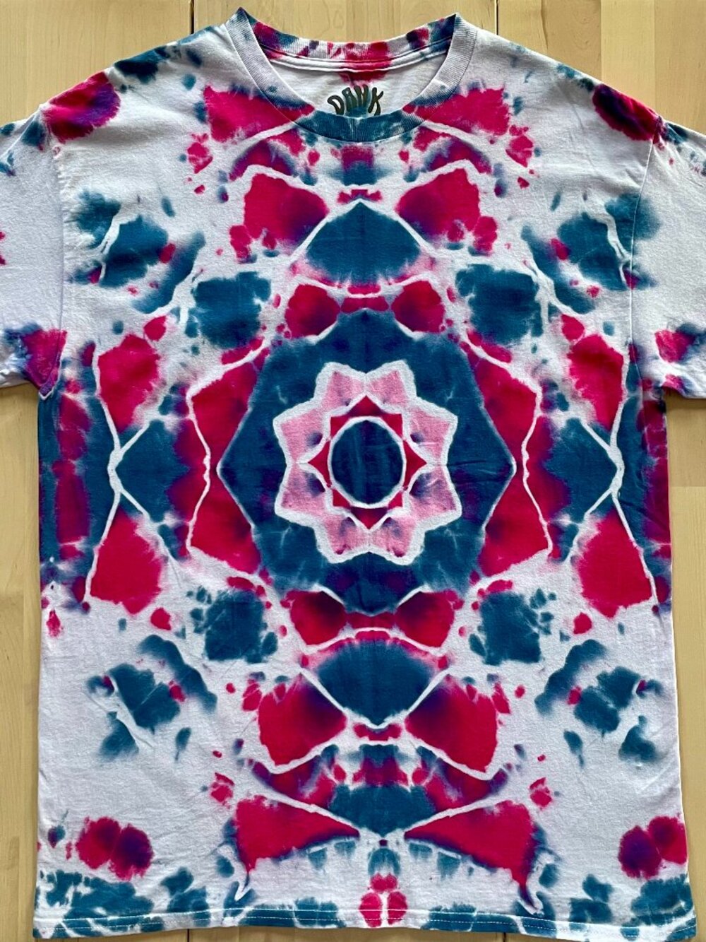 Gildan Unisex 8-Point Mandala Tie Dye T-Shirt size Large Fuchsia Blue Pink White